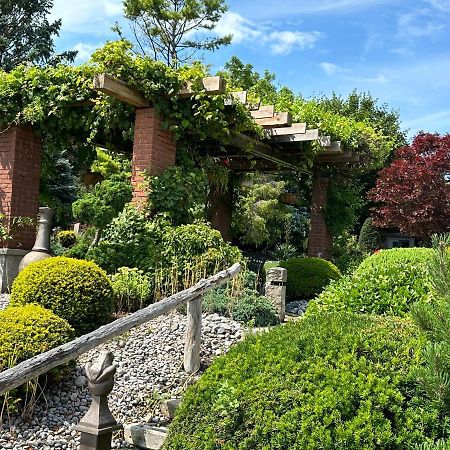 The Wind In The Willows - Luxury Lakefront Oasis Bed and Breakfast Cobourg Exteriör bild