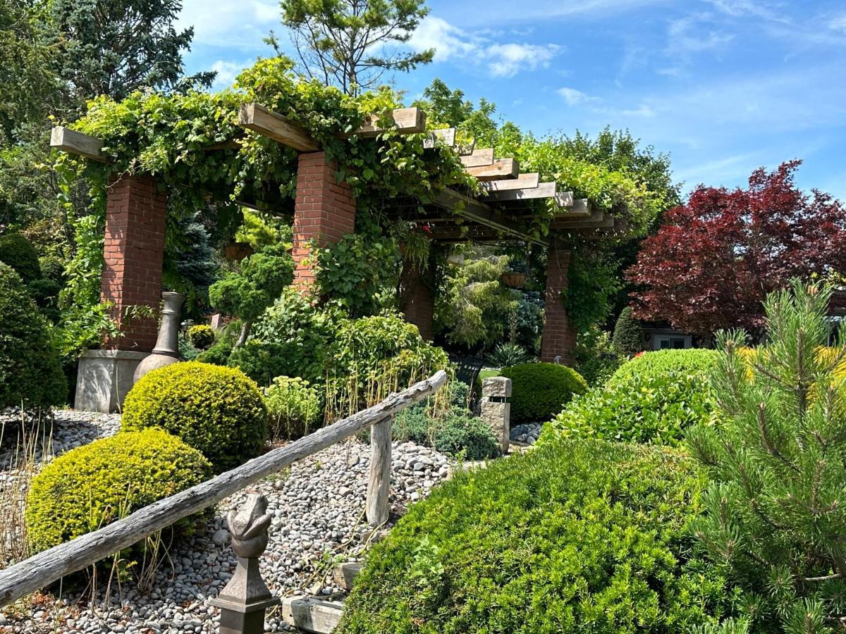 The Wind In The Willows - Luxury Lakefront Oasis Bed and Breakfast Cobourg Exteriör bild