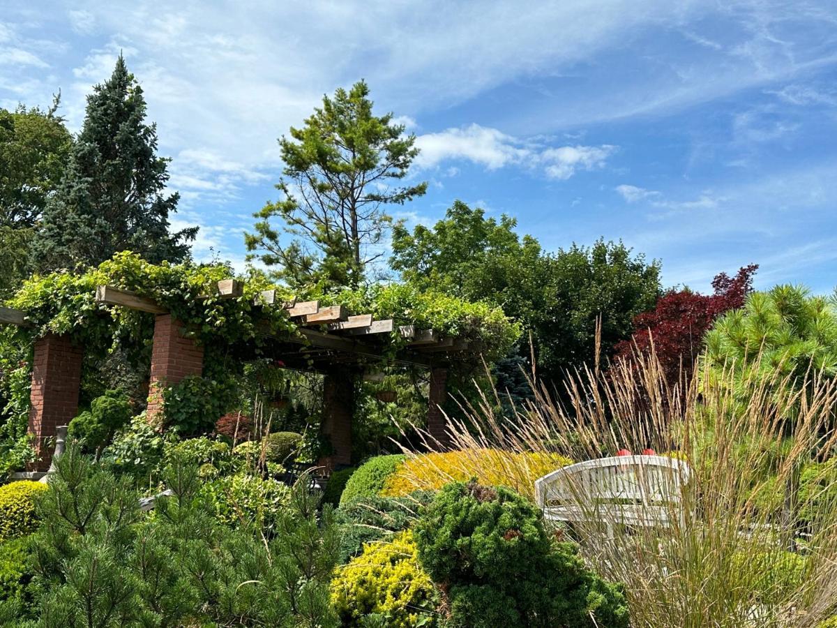 The Wind In The Willows - Luxury Lakefront Oasis Bed and Breakfast Cobourg Exteriör bild