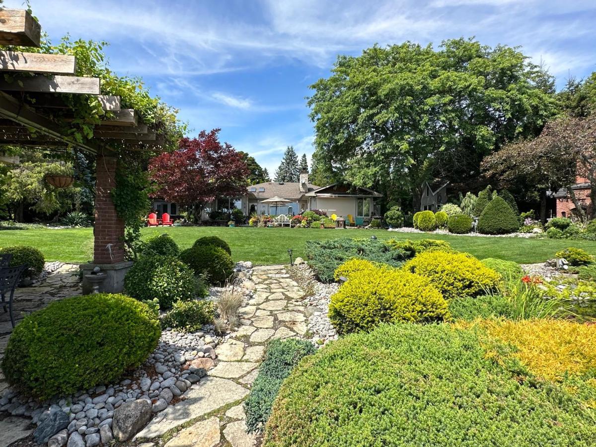 The Wind In The Willows - Luxury Lakefront Oasis Bed and Breakfast Cobourg Exteriör bild