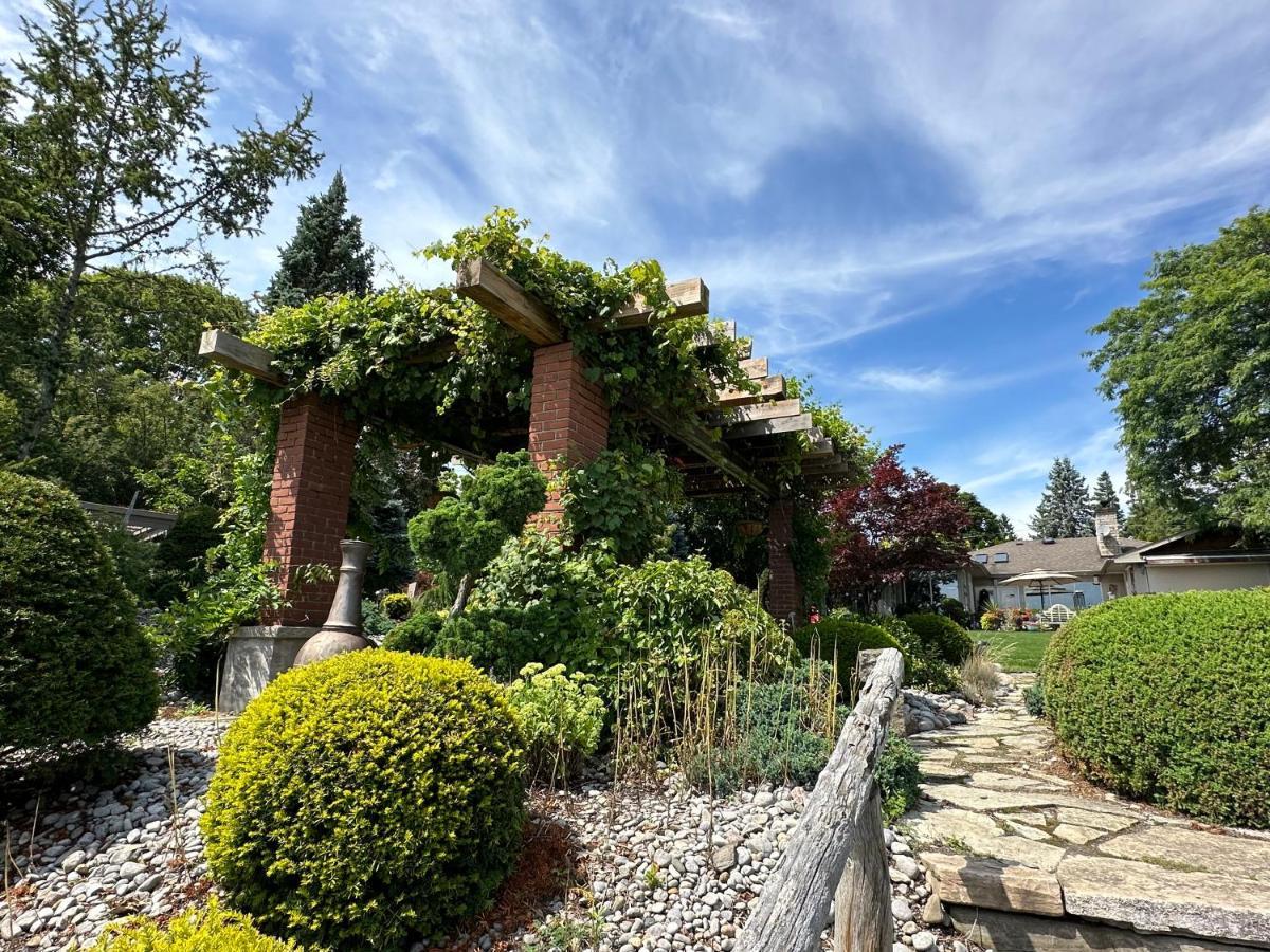 The Wind In The Willows - Luxury Lakefront Oasis Bed and Breakfast Cobourg Exteriör bild